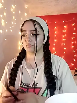 Snapshot of IvonneT chatting on 01.31.25 IvonneT online show from 01.31.25