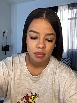 Snapshot of trianawhite chatting on 01.08.25 trianawhite online show from 01.08.25