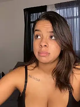 Snapshot of trianawhite chatting on 03.05.25 trianawhite online show from 03.05.25