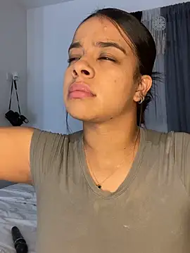 Snapshot of trianawhite chatting on 03.13.25 trianawhite online show from 03.13.25