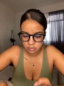 Snapshot of trianawhite chatting on 03.15.25 trianawhite online show from 03.15.25