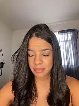 Snapshot of trianawhite chatting on 11.07.25 trianawhite online show from 11.07.25