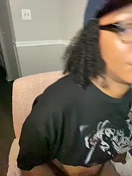 Snapshot of EatSweetMolly chatting on 09.28.25 EatSweetMolly online show from 09.28.25