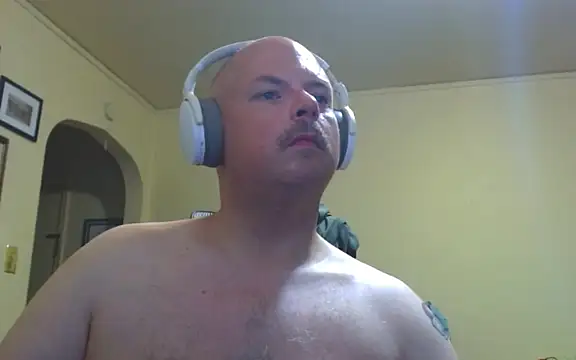 Snapshot of fuckmechuck chatting on 09.13.25 fuckmechuck online show from 09.13.25