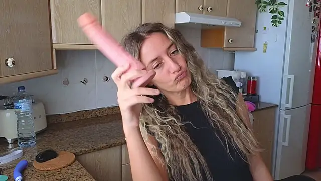 Snapshot of Lunamix chatting on 12.18.24 Lunamix online show from 12.18.24