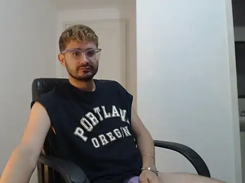 Snapshot of peterannaud chatting on 01.08.25 peterannaud online show from 01.08.25