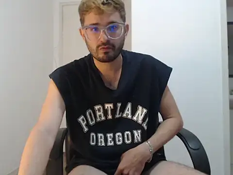 Snapshot of peterannaud chatting on 01.08.25 peterannaud online show from 01.08.25