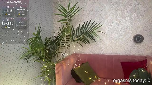 Snapshot of 01_lili_01 chatting on 12.30.24 01 lili 01 online show from 12.30.24