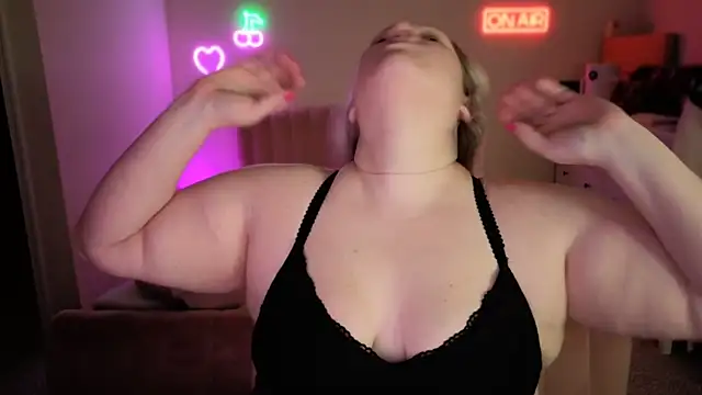 Snapshot of PiggyRose chatting on 11.04.25 PiggyRose online show from 11.04.25