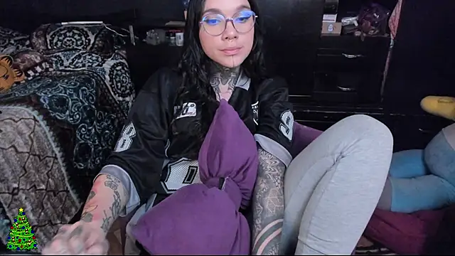 Snapshot of Lilmarieee chatting on 12.12.24 Lilmarieee online show from 12.12.24