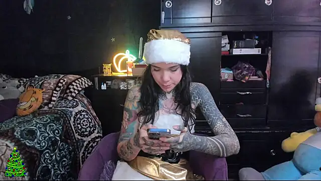 Snapshot of Lilmarieee chatting on 12.24.24 Lilmarieee online show from 12.24.24