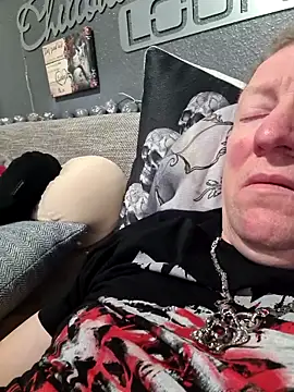 Snapshot of tomtom111111 chatting on 02.28.25 tomtom111111 online show from 02.28.25