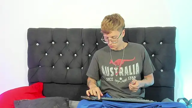 Snapshot of A_sexy_couple__ chatting on 10.05.25 A sexy couple online show from 10.05.25