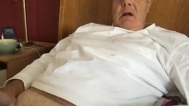 Snapshot of Oldpistolpete chatting on 10.05.25 Oldpistolpete online show from 10.05.25