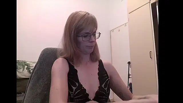 Snapshot of SavannaGirly chatting on 10.10.25 SavannaGirly online show from 10.10.25