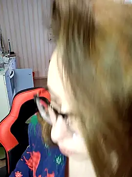 Snapshot of DienkaGreen chatting on 01.12.25 DienkaGreen online show from 01.12.25