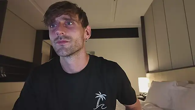 Snapshot of lukegunn chatting on 10.09.25 lukegunn online show from 10.09.25