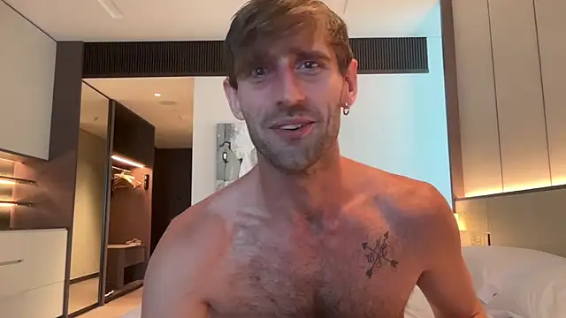 Snapshot of lukegunn chatting on 10.10.25 lukegunn online show from 10.10.25