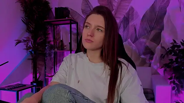 Snapshot of JennyDens chatting on 12.13.24 JennyDens online show from 12.13.24