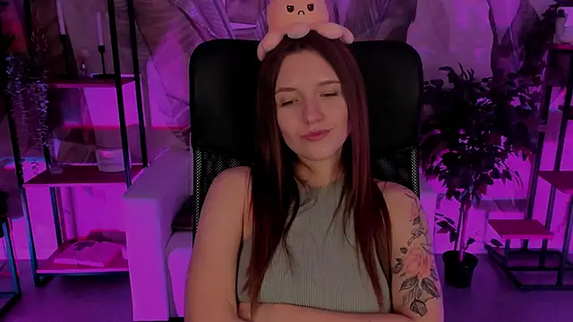 Snapshot of JennyDens chatting on 12.18.24 JennyDens online show from 12.18.24