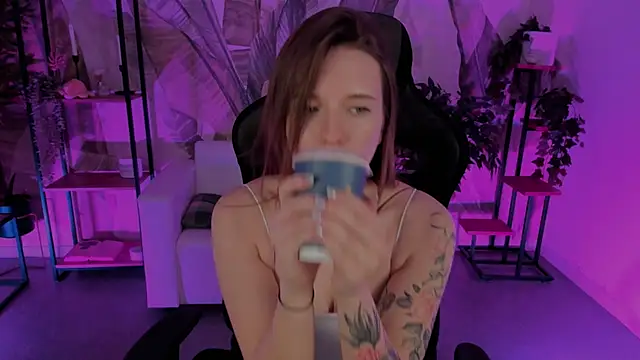 Snapshot of JennyDens chatting on 02.13.25 JennyDens online show from 02.13.25