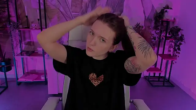 Snapshot of JennyDens chatting on 03.19.25 JennyDens online show from 03.19.25