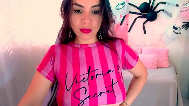 Snapshot of LATINGODDESS_X chatting on 10.17.25 LATINGODDESS X online show from 10.17.25