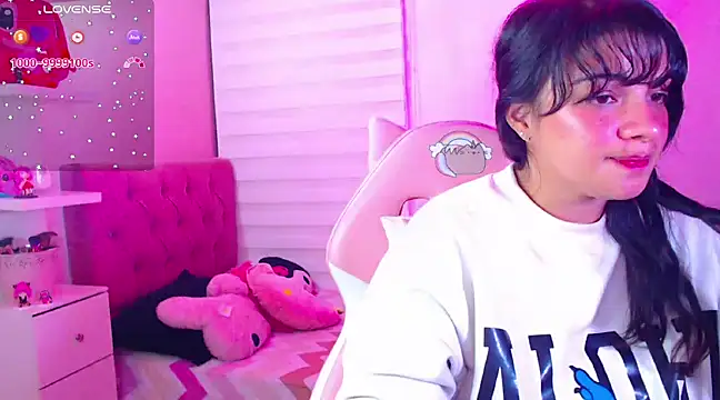 Snapshot of Vannessa__Shy chatting on 12.19.24 Vannessa  Shy online show from 12.19.24