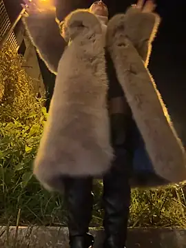 Snapshot of Zeyna1 chatting on 12.30.24 Zeyna1 online show from 12.30.24