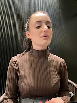 Snapshot of Zeyna1 chatting on 01.04.25 Zeyna1 online show from 01.04.25