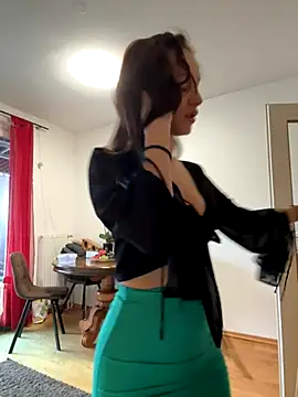 Snapshot of Zeyna1 chatting on 10.12.25 Zeyna1 online show from 10.12.25