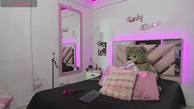 Snapshot of Karly_moon chatting on 09.13.25 Karly moon online show from 09.13.25