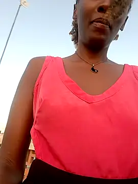 Snapshot of lynnkatrina chatting on 09.29.25 lynnkatrina online show from 09.29.25