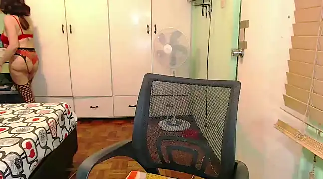 Snapshot of Ezradeliciosa chatting on 12.20.24 Ezradeliciosa online show from 12.20.24