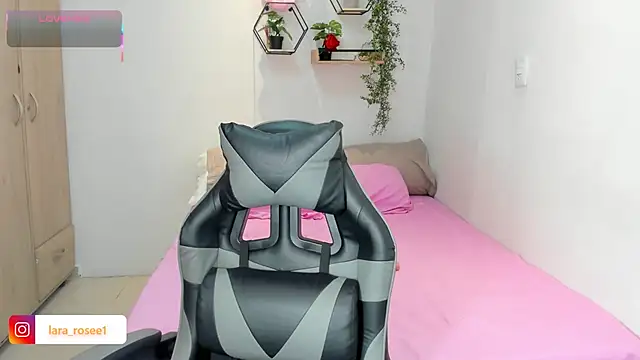 Snapshot of lara_rose1 chatting on 10.19.25 lara rose1 online show from 10.19.25