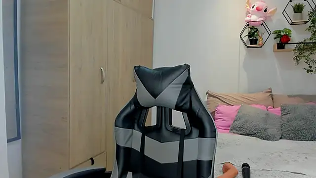 Snapshot of lara_rose1 chatting on 11.12.25 lara rose1 online show from 11.12.25