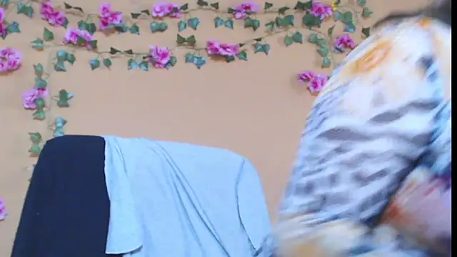 Snapshot of Hellensextits chatting on 12.22.24 Hellensextits online show from 12.22.24