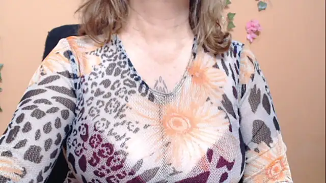 Snapshot of Hellensextits chatting on 12.31.24 Hellensextits online show from 12.31.24