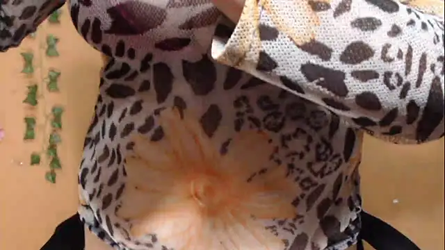 Snapshot of Hellensextits chatting on 01.11.25 Hellensextits online show from 01.11.25