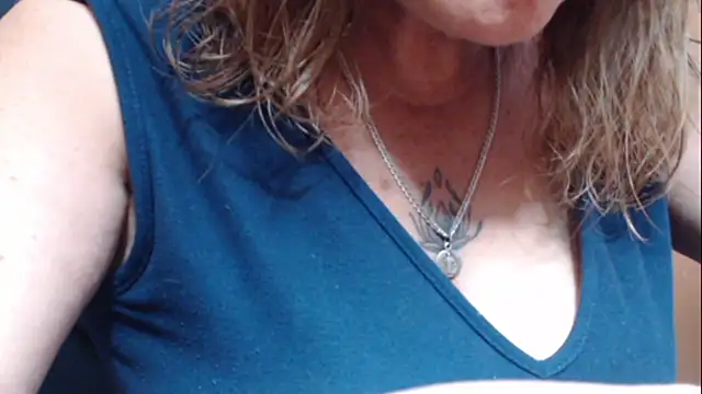 Snapshot of Hellensextits chatting on 02.02.25 Hellensextits online show from 02.02.25