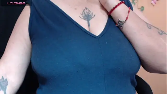 Snapshot of Hellensextits chatting on 02.28.25 Hellensextits online show from 02.28.25