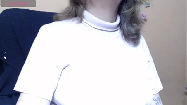 Snapshot of Hellensextits chatting on 03.15.25 Hellensextits online show from 03.15.25