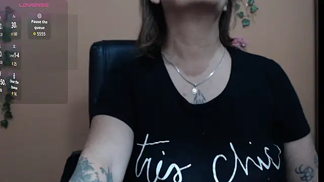 Snapshot of Hellensextits chatting on 09.30.25 Hellensextits online show from 09.30.25