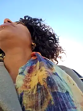 Snapshot of Goldenlace chatting on 02.04.25 Goldenlace online show from 02.04.25