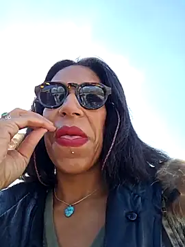 Snapshot of Goldenlace chatting on 03.12.25 Goldenlace online show from 03.12.25