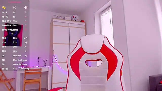 Snapshot of HotCarolineXO chatting on 02.22.25 HotCarolineXO online show from 02.22.25