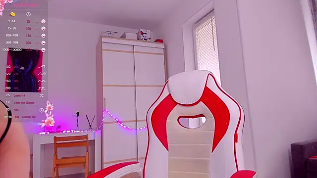 Snapshot of HotCarolineXO chatting on 10.04.25 HotCarolineXO online show from 10.04.25