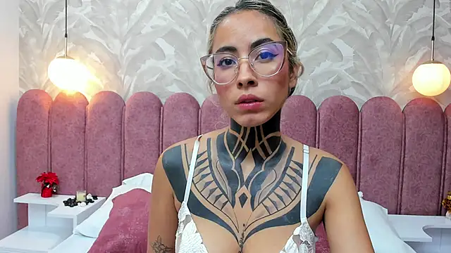 Snapshot of NicoleBlum chatting on 01.16.25 NicoleBlum online show from 01.16.25