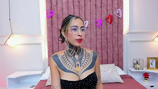 Snapshot of NicoleBlum chatting on 02.12.25 NicoleBlum online show from 02.12.25