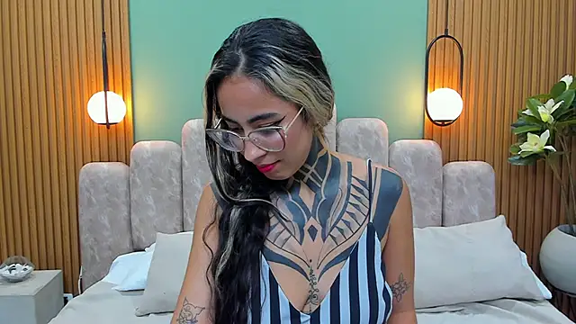 Snapshot of NicoleBlum chatting on 02.21.25 NicoleBlum online show from 02.21.25